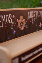 Exhibidor de Madera Encastrable – Sagrada Madre